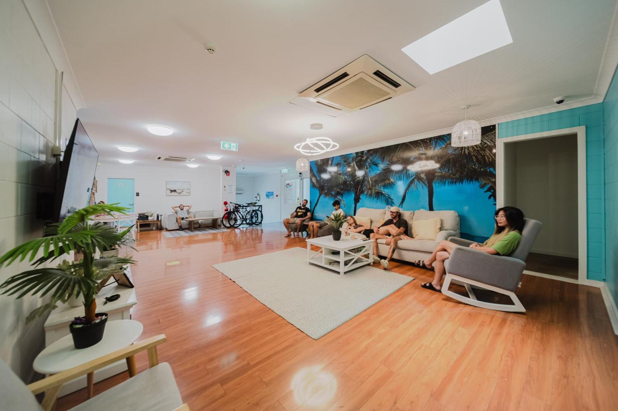 Seaside Townsville- Right Next To Coles, 2 Mins Walk To & Cbd Hostel *